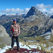 Alfred on top of 2349 meters high Pico de los Monjes - with Pic du Midi d'Ossau without clouds in the back